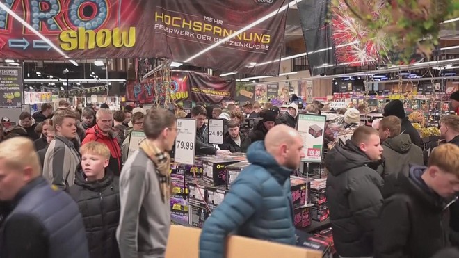 Đức: Xếp hàng chờ mua pháo hoa - Ảnh 4.