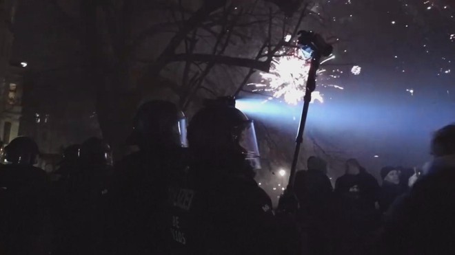 Đức: Xếp hàng chờ mua pháo hoa - Ảnh 5.