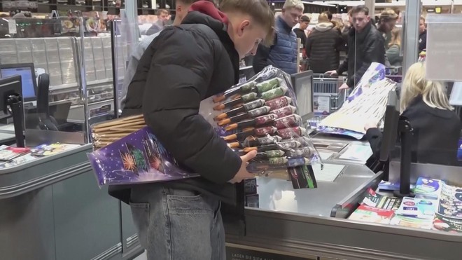 Đức: Xếp hàng chờ mua pháo hoa - Ảnh 6.