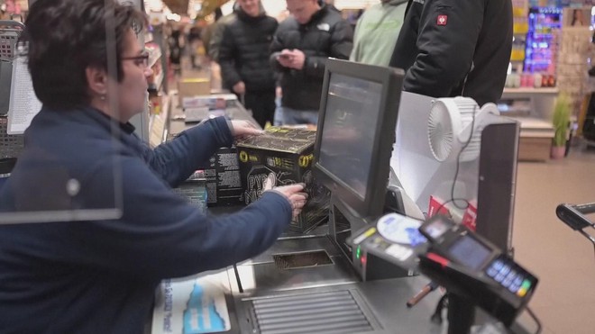 Đức: Xếp hàng chờ mua pháo hoa - Ảnh 7.