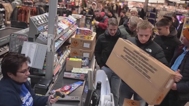 Đức: Xếp hàng chờ mua pháo hoa - Ảnh 8.