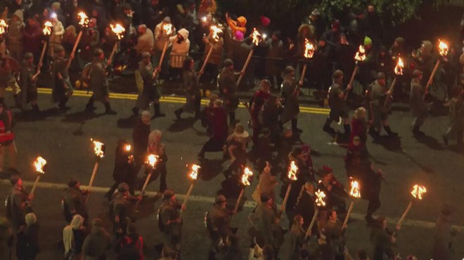 Người Scotland chào đón năm mới bằng màn rước đuốc hoành tráng - Ảnh 2.