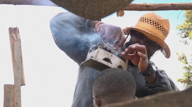 Cắt tóc bằng... xẻng, cờ lê! - Ảnh 3.