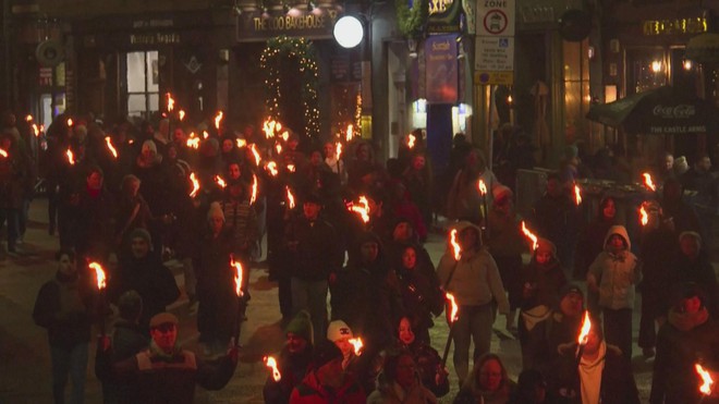 Người Scotland chào đón năm mới bằng màn rước đuốc hoành tráng - Ảnh 3.