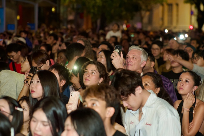 NewZround: Bầu trời TP. Hồ Chí Minh rực sáng pháo hoa trong khoảnh khắc đón 2026!- Ảnh 3.