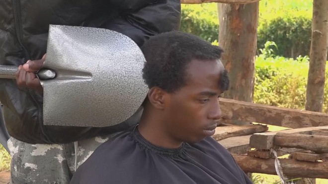 Cắt tóc bằng... xẻng, cờ lê! - Ảnh 2.