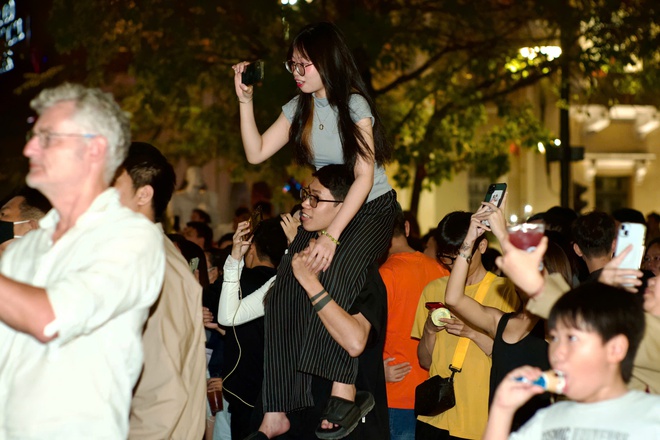 NewZround: Bầu trời TP. Hồ Chí Minh rực sáng pháo hoa trong khoảnh khắc đón 2026!- Ảnh 9.