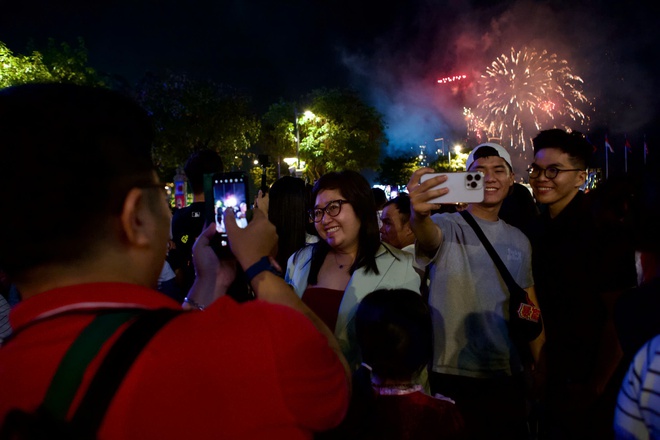 NewZround: Bầu trời TP. Hồ Chí Minh rực sáng pháo hoa trong khoảnh khắc đón 2026!- Ảnh 7.