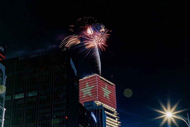 NewZround: Bầu trời TP. Hồ Chí Minh rực sáng pháo hoa trong khoảnh khắc đón 2026!- Ảnh 10.