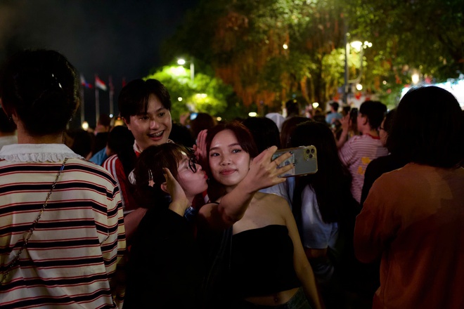 NewZround: Bầu trời TP. Hồ Chí Minh rực sáng pháo hoa trong khoảnh khắc đón 2026!- Ảnh 2.