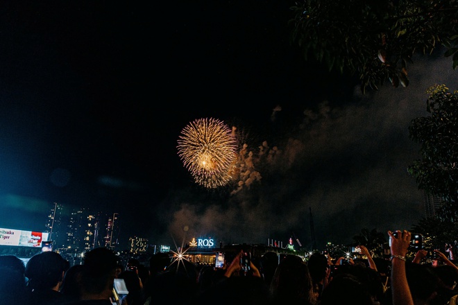 NewZround: Bầu trời TP. Hồ Chí Minh rực sáng pháo hoa trong khoảnh khắc đón 2026!- Ảnh 5.