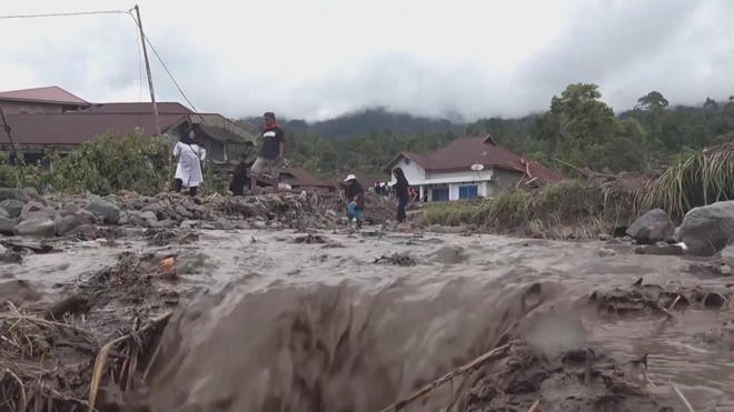 Thương vong do bão lũ ở Indonesia tiếp tục tăng- Ảnh 4. Thương vong do bão lũ ở Indonesia tiếp tục tăng- Ảnh 4.