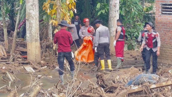 Thương vong do bão lũ ở Indonesia tiếp tục tăng- Ảnh 3. Thương vong do bão lũ ở Indonesia tiếp tục tăng- Ảnh 3.
