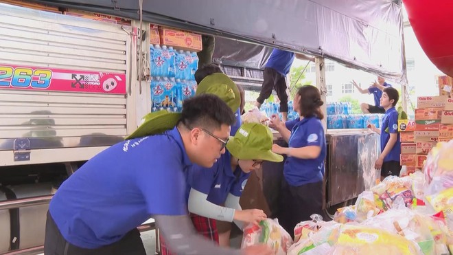 TP. Hồ Chí Minh - Khánh Hòa: Tấm lòng vàng giữa "rốn lũ" miền Trung - Ảnh 2.