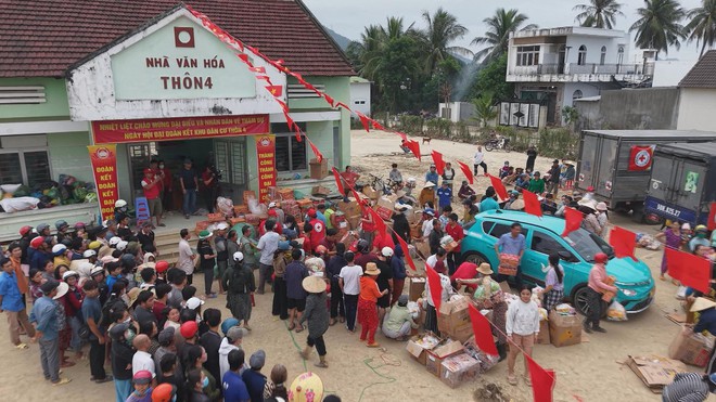 TP. Hồ Chí Minh - Khánh Hòa: Tấm lòng vàng giữa "rốn lũ" miền Trung - Ảnh 8.