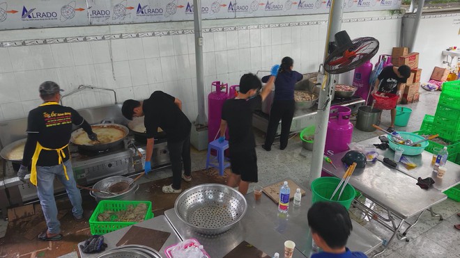 TP. Hồ Chí Minh - Khánh Hòa: Tấm lòng vàng giữa "rốn lũ" miền Trung - Ảnh 3.