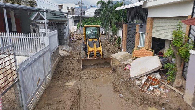 TP. Hồ Chí Minh - Khánh Hòa: Tấm lòng vàng giữa "rốn lũ" miền Trung - Ảnh 6.