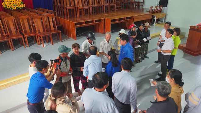 TP. Hồ Chí Minh - Khánh Hòa: Tấm lòng vàng giữa "rốn lũ" miền Trung - Ảnh 4.