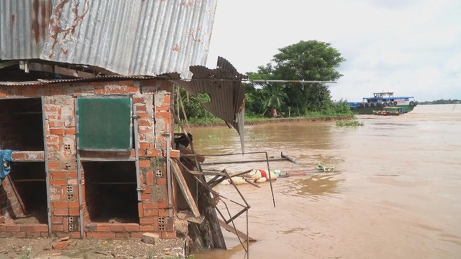 Đồng Tháp: Công bố tình huống khẩn cấp sạt lở bờ sông Tiền - Ảnh 1.