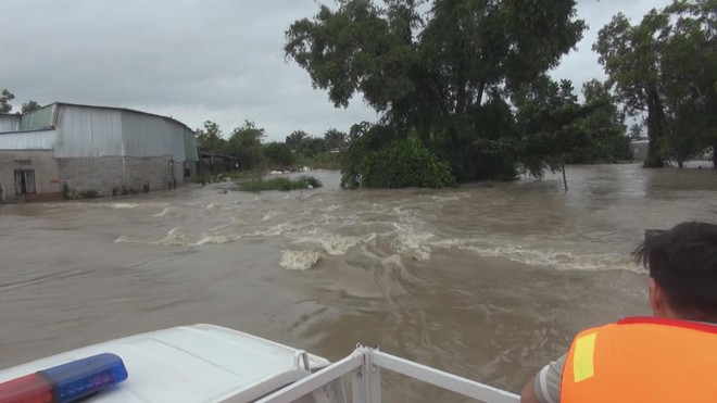 60 Giây ngày 5/12/2025 | Khánh Hòa: Người dân Nha Trang phải chạy lũ 4 lần - Ảnh 4.