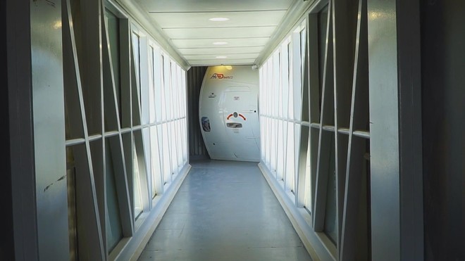 Khách sạn đầu tiên trên thế giới xây bên trong 2 máy bay - Ảnh 5.