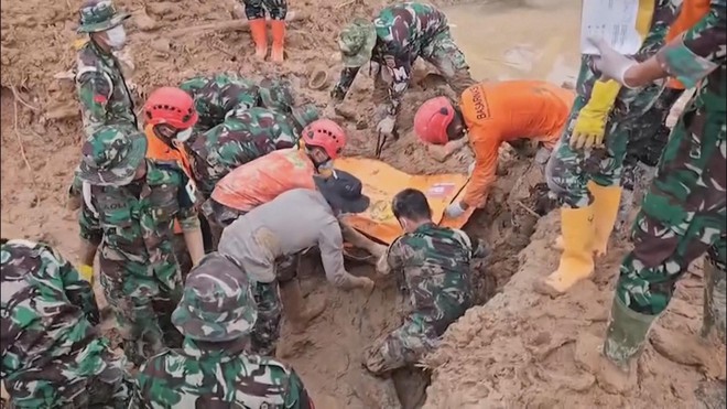 Thời sự trưa HTV ngày 6/12/2025 I Hơn 800 người thiệt mạng do lũ lụt tại Indonesia - Ảnh 1.