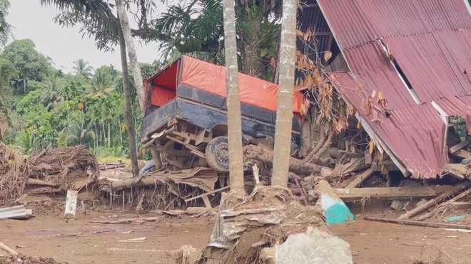 Thời sự trưa HTV ngày 6/12/2025 I Hơn 800 người thiệt mạng do lũ lụt tại Indonesia - Ảnh 3.