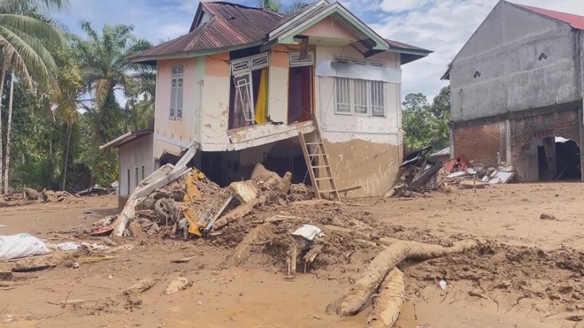 Thời sự trưa HTV ngày 6/12/2025 I Hơn 800 người thiệt mạng do lũ lụt tại Indonesia - Ảnh 2.