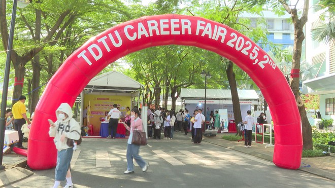 Nguồn nhân lực thiếu hụt cuối năm, doanh nghiệp đẩy mạnh tuyển dụng - Ảnh 1.