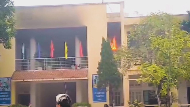 60 Giây ngày 6/12/2025 | Hà Nội: Lửa bùng phát tại trường học, 800 học sinh sơ tán khẩn cấp - Ảnh 2.