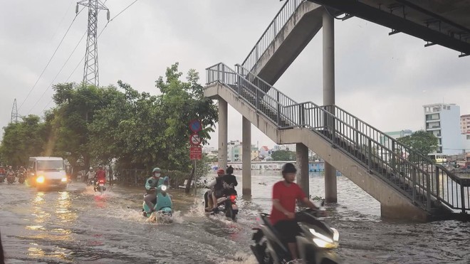 60 Giây ngày 6/12/2025 | Khu Nam TP. Hồ Chí Minh ngập sâu, triều cường vượt báo động 3 - Ảnh 5.