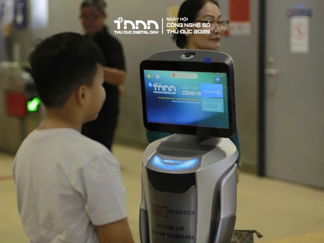 Sôi động Ngày hội Công nghệ số đầu tiên trên tuyến Metro số 1 - Ảnh 2.