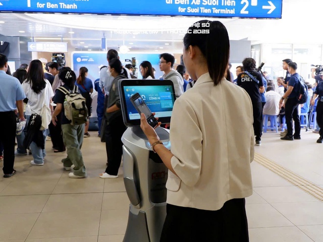 Sôi động Ngày hội Công nghệ số đầu tiên trên tuyến Metro số 1 - Ảnh 3.