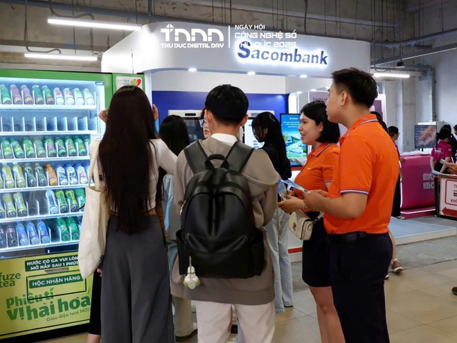 Sôi động Ngày hội Công nghệ số đầu tiên trên tuyến Metro số 1 - Ảnh 4.