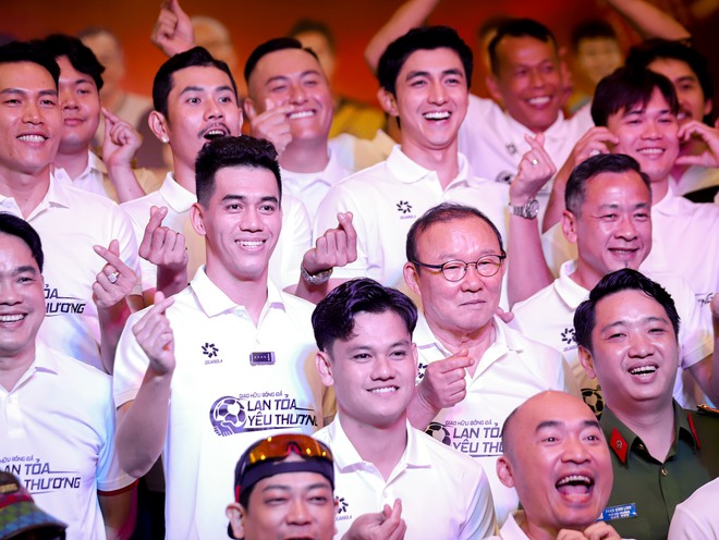 Năng lượng tích cực từ trận cầu giao hữu lan tỏa yêu thương - Ảnh 1.