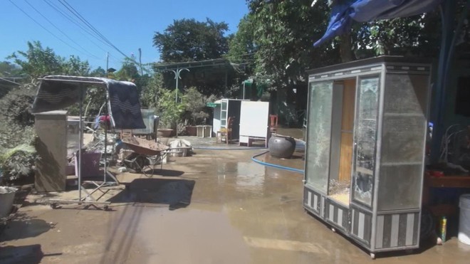 Người dân vùng lũ Lâm Đồng dọn dẹp nhà cửa, ổn định cuộc sống - Ảnh 4.