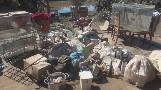 Người dân vùng lũ Lâm Đồng dọn dẹp nhà cửa, ổn định cuộc sống - Ảnh 3.