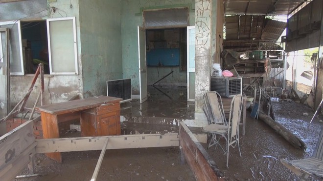 Người dân vùng lũ Lâm Đồng dọn dẹp nhà cửa, ổn định cuộc sống - Ảnh 2.