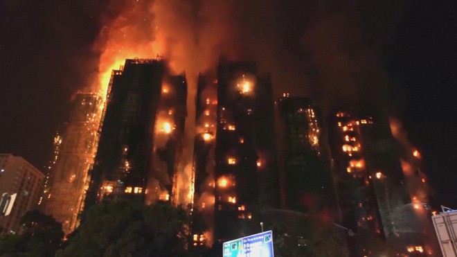 Trung Quốc: Thảm kịch cháy chung cư phủ bóng bầu cử Hong Kong- Ảnh 1. Trung Quốc: Thảm kịch cháy chung cư phủ bóng bầu cử Hong Kong- Ảnh 1.