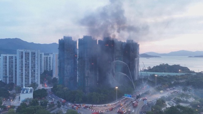 Trung Quốc: Thảm kịch cháy chung cư phủ bóng bầu cử Hong Kong- Ảnh 3. Trung Quốc: Thảm kịch cháy chung cư phủ bóng bầu cử Hong Kong- Ảnh 3.