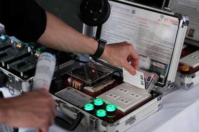 Phòng Lab IoT & Điều khiển Đại học Sư phạm Kỹ thuật giới thiệu bộ kit thông minh “tự làm - tự làm chủ” tại Ngày hội Công nghệ số Thủ Đức 2025 - Ảnh 2.