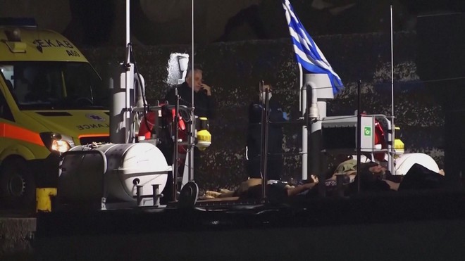 Lật thuyền ở ngoài khơi Hy Lạp, ít nhất 18 người thiệt mạng - Ảnh 1.