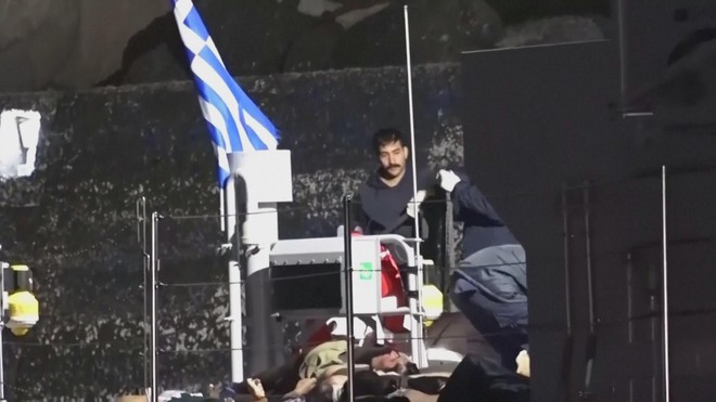 Lật thuyền ở ngoài khơi Hy Lạp, ít nhất 18 người thiệt mạng - Ảnh 3.