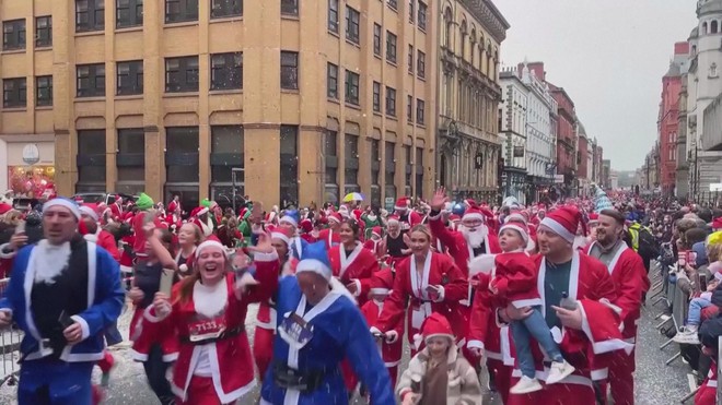 Hơn 11.000 Ông già Noel tham gia giải chạy Santa Dash - Ảnh 1.