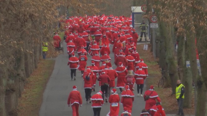 Hơn 11.000 Ông già Noel tham gia giải chạy Santa Dash - Ảnh 4.