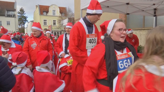 Hơn 11.000 Ông già Noel tham gia giải chạy Santa Dash - Ảnh 2.