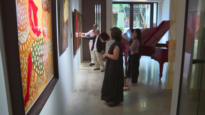 Sự giao thoa độc đáo giữa tranh sơn dầu và tranh sơn mài đương đại - Ảnh 2.