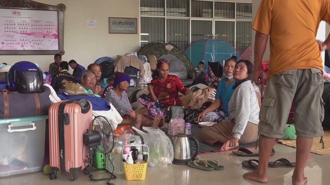 Sơ tán dân thường tránh giao tranh Campuchia - Thái Lan - Ảnh 1.