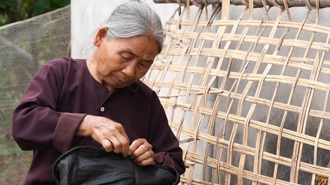 Bà ngoại U80 gồng gánh nuôi con tâm thần và cháu mồ côi - Ảnh 1.