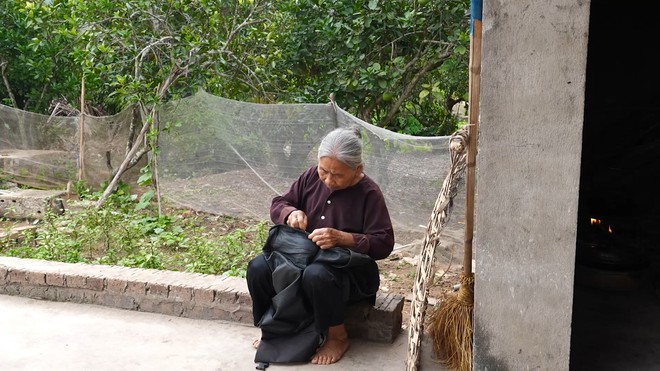 Bà ngoại U80 gồng gánh nuôi con tâm thần và cháu mồ côi - Ảnh 3.